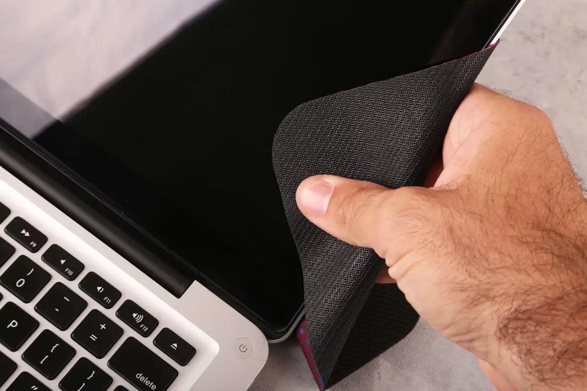 How to clean laptop screen