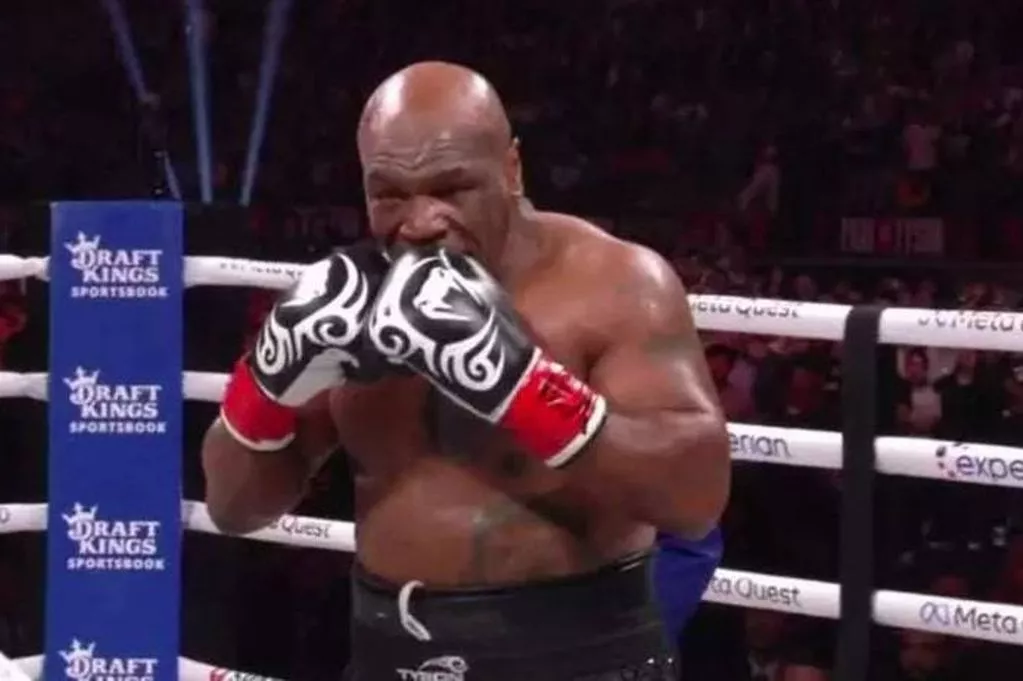 Mike tyson bite his glove