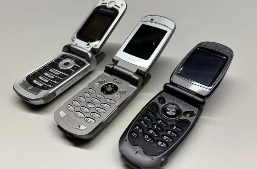  Why Aussies are switching to dumb phones in 2025